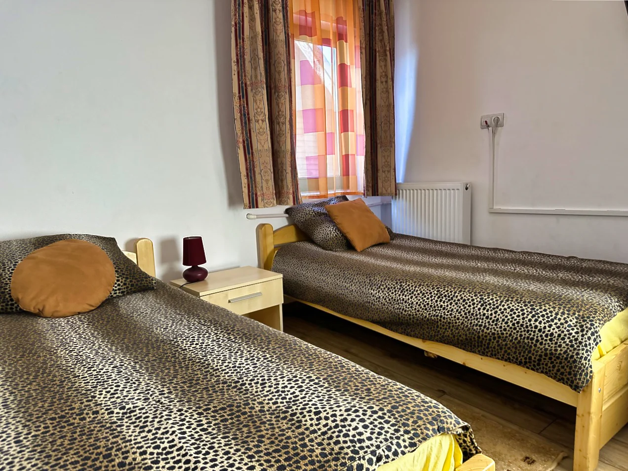 Dormitor cu două paturi separate