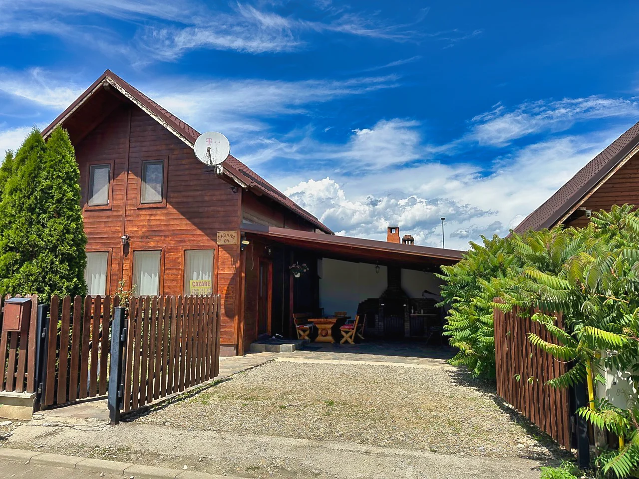 Cabana 84, fațada din lemn și intrarea în curte